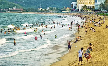 Những ngày nóng bức biển Quy Nhơn như trảy hội.