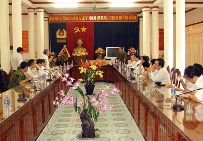 Hội đồng quản lý QHL tiếp xúc với Ban Giám thị Trại Hàm Tân.