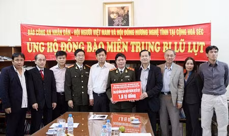 Hội người Việt Nam và Hội đồng hương Nghệ Tĩnh tại Cộng hòa Séc ủng hộ đồng bào 3 tỉnh miền Trung 1,6 tỷ đồng.