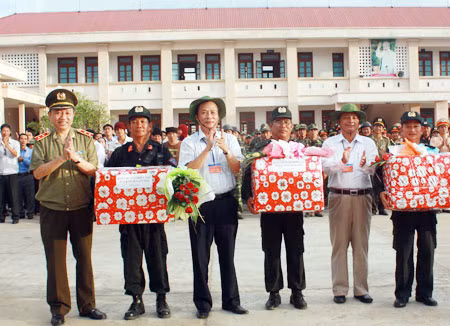 Trung tướng Tô Lâm, Ủy viên Trung ương Đảng, Thứ trưởng Bộ Công an cùng lãnh đạo Tỉnh ủy, UBND tỉnh Phú Yên khen thưởng thành tích của các lực lượng tham gia cuộc diễn tập.