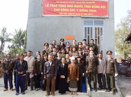 Đại diện Cục An ninh Tây Nguyên, Ban Chỉ đạo Tây Nguyên, chính quyền địa phương tại lễ bàn giao nhà “Nghĩa tình đồng đội”.