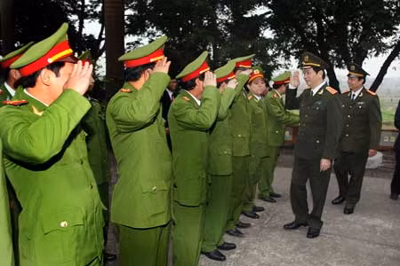 Đại tướng Trần Đại Quang, Ủy viên Bộ Chính trị, Bộ trưởng Bộ Công an với CBCS Công an tỉnh Bắc Giang. (Ảnh: Đặng Nam)