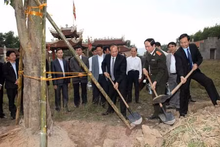 Đại tướng Trần Đại Quang, Ủy viên Bộ Chính trị, Bộ trưởng Bộ Công an trồng cây lưu niệm tại khu di tích Như Nguyệt Xương Giang ở xã Tăng Tiến, huyện Việt Yên, Bắc Giang. (Ảnh: Đặng Nam)