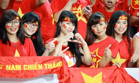 Những nữ CĐV xinh đẹp. Ảnh: FB Nguyen Trung Dung.