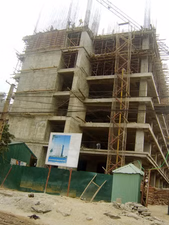 Thế nhưng, sau hơn một tháng, toà nhà 83 Ngọc Hồi của Công ty Ngọc Lan đã được chủ đầu tư gấp rút xây dựng lên đến tầng 7, "coi thường" các văn bản chỉ đạo của các cơ quan chức năng TP Hà Nội. Ảnh chụp tháng 3/2011.