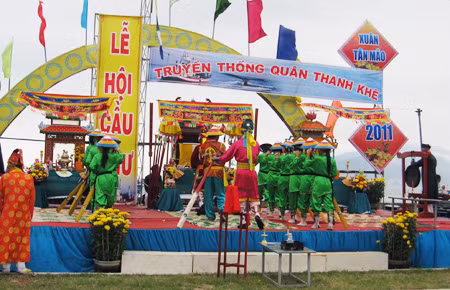 Lễ hội cầu ngư được diễn ra sôi nổi tại biển Nguyễn Tất Thành hứa hẹn một năm trời yên biển lặng, vụ mùa tôm cá bội thu cho ngư dân Đà Nẵng.