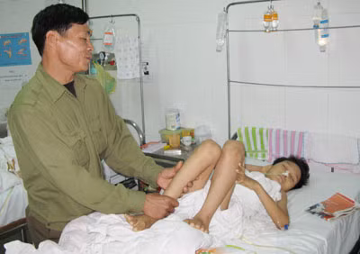 Cháu Vũ Văn Tâm, 12 tuổi bị tai nạn giao thông (đang điều trị tại Bệnh viện Việt Đức) phải thanh toán BHYT như người lớn. Ảnh: T.L.