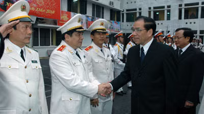 Tổng Bí thư Nông Đức Mạnh chúc mừng lực lượng Công an TP. Hà Nội. Ảnh Công Gôn.