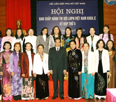 Tổng Bí thư Nông Đức Mạnh chụp ảnh lưu niệm với lãnh đạo các cấp TW Hội. Ảnh: TTXVN.