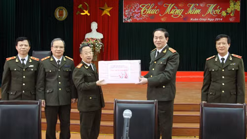 Bộ trưởng Trần Đại Quang tặng quà, chúc tết CBCS Đồn Công an Cửa khẩu Nội Bài.