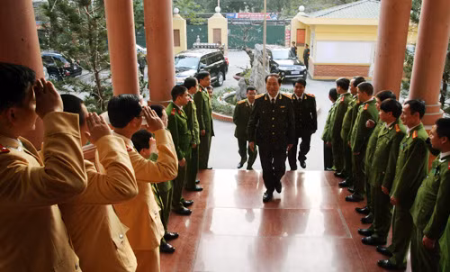 Bộ trưởng Trần Đại Quang kiểm tra công tác bảo đảm an ninh, trật tự tại Công an quận Thanh Xuân.