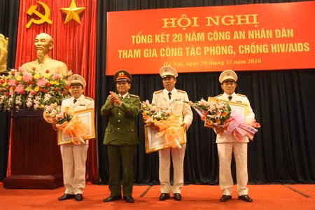 Thứ trưởng Lê Thế Tiệm trao Bằng khen của Thủ tướng Chính phủ tặng các tập thể, cá nhân có thành tích xuất sắc.