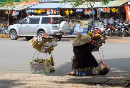 Bàn chân cô đi khắp các con hẻm, ngõ ngách trong thành phố, khi thì ở cầu Ông Lãnh quận 1, khi qua khu vực chợ Bình Triệu quận Thủ Đức, lúc lại sang quận 4, quận 7. Thời gian gần đây, cô ngồi cố định ở Công viên 23-9.