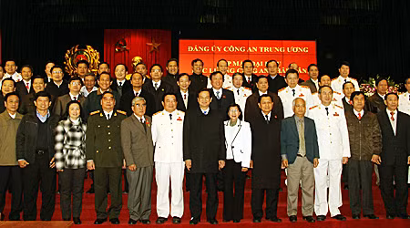 Thủ tướng Nguyễn Tấn Dũng, Bộ trưởng Lê Hồng Anh cùng các đại biểu dự buổi gặp mặt.