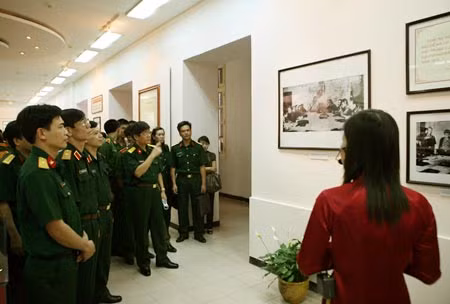 Các tướng lĩnh, khách mời nghe giới thiệu về Triển lãm.