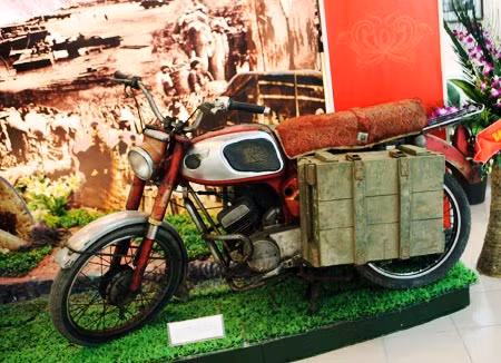 Chiếc xe Kawasaki mà các chiến sĩ Tiểu đoàn 671, Trung đoàn 53 chiến trường Tây Nguyên dùng để thu mua lương thực phục vụ bộ đội năm 1975.