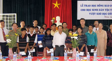 Báo CAND và Công an Kbang trao học bổng cho học sinh vượt khó học giỏi ở Kbang, Gia Lai.