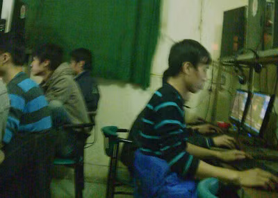 Nhiều sinh viên - học sinh đang bị game online lôi cuốn.