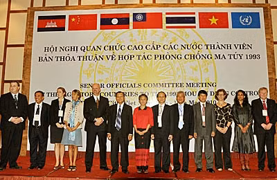 Thượng tướng Lê Thế Tiệm chụp ảnh lưu niệm với các đoàn tham dự hội nghị.