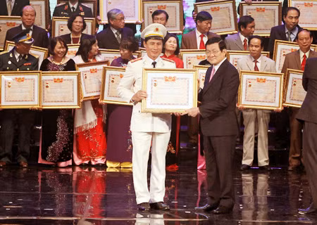 Chủ tịch nước Trương Tấn Sang trao danh hiệu Thầy thuốc nhân dân cho TS Trần Văn Sáu, Phó Giám đốc Bệnh viện 19-8, Bộ Công an. Ảnh: Thiện Hoàng.