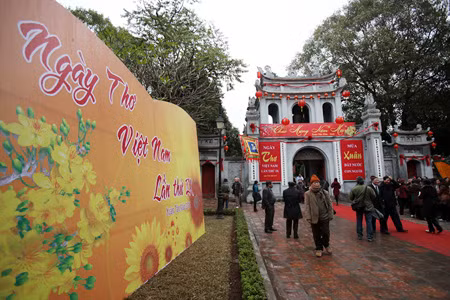 Như mọi năm, Ngày thơ Việt Nam lần thứ IX được tổ chức tại Văn Miếu – Quốc Tử Giám.