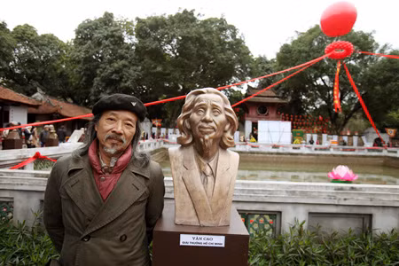 Triển lãm vườn tượng các nhà văn nhận Giải thưởng Hồ Chí Minh về văn học, nghệ thuật. Nhà thơ Văn Thức, chụp ảnh lưu niệm bên tượng cha. Ông là con trai cả của cố Nhạc sĩ Văn Cao.