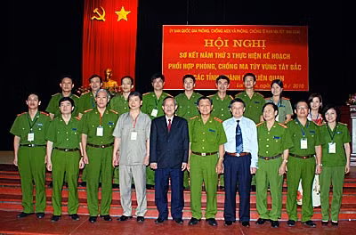 Phó Thủ tướng Trương Vĩnh Trọng cùng Thứ trưởng Lê Thế Tiệm và các đại biểu tham dự Hội nghị.