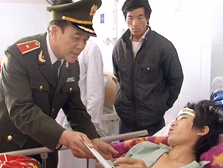Thừa ủy quyền của lãnh đạo Bộ Công an, Thiếu tướng Trần Duân - Giám đốc Công an tỉnh Lai Châu đến thăm, tặng quà cho các gia đình có người thân bị tai nạn.