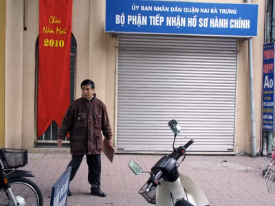 Nhiều người dân đến UBND quận Hai Bà Trưng giải quyết thủ tục hành chính đành phải ra về (Ảnh chụp lúc 10h20’ ngày 22/2).