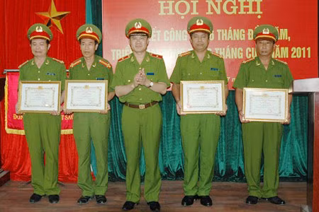 Thiếu tướng Đỗ Kim Tuyến tặng giấy khen các đơn vị có thành tích xuất sắc.