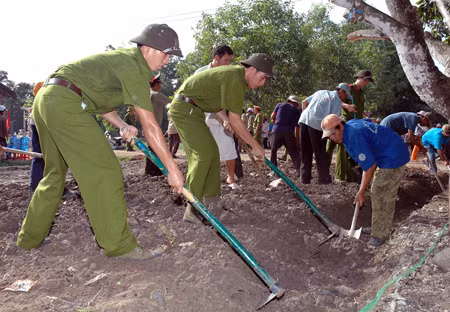 Tuổi trẻ Công an Đồng Nai tham gia sửa chữa đường giao thông nông thôn.