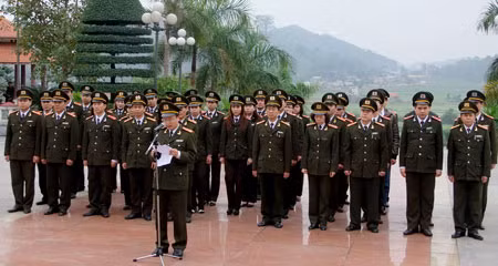 Cán bộ, chiến sỹ Cục Chính sách báo công với các Anh hùng, liệt sỹ.