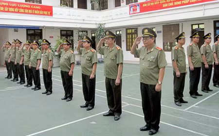 Các đồng chí lãnh đạo Tổng cục và lãnh đạo cấp Cục tập huấn điều lệnh đội ngũ và các nghi lễ lực lượng CAND.
