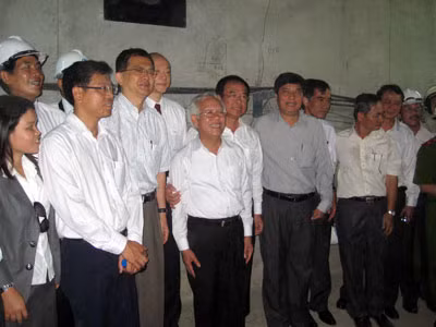 Lãnh đạo thành phố, đại diện nhà thầu, ban quản lý dự án cùng các đơn vị liên quan trong lòng đốt hầm số 1.