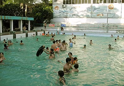 Nhiều người đã tìm tới bể bơi để tránh nóng. Ảnh: H.H.