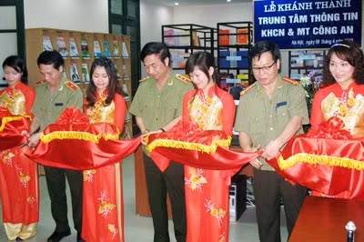 Thứ trưởng Đặng Văn Hiếu cắt băng khánh thành Trung tâm Thông tin KHCN&MT Công an.