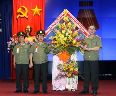 Thứ trưởng Trần Đại Quang tặng hoa chúc mừng Cục Kỹ thuật nghiệp vụ II.