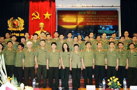 Thứ trưởng Đặng Văn Hiếu và Thứ trưởng Bùi Văn Nam cùng các đại biểu dự Hội nghị.