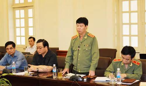Thượng tướng Bùi Văn Nam, Ủy viên Trung ương Đảng, Thứ trưởng Bộ Công an báo cáo với Phó Thủ tướng Hoàng Trung Hải về tình hình triển khai công tác phòng, chống mưa bão của lực lượng Công an trước, trong và sau bão Haiyan tại Hải Phòng.