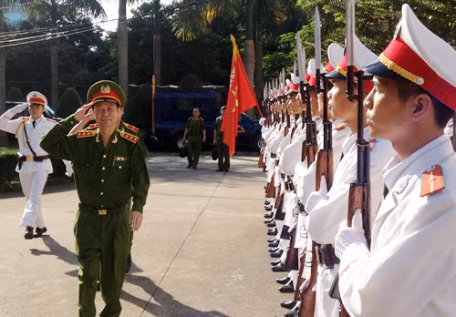 Thượng tướng Phạm Quý Ngọ, Ủy viên Trung ương Đảng, Thứ trưởng Bộ Công an kiểm tra công tác Tiểu đoàn Cảnh sát đặc nhiệm số 2 tại TP Hồ Chí Minh.