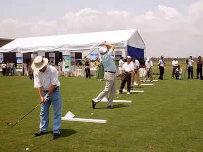 Các đại biểu đánh golf trong lễ khai trương The Dunes.