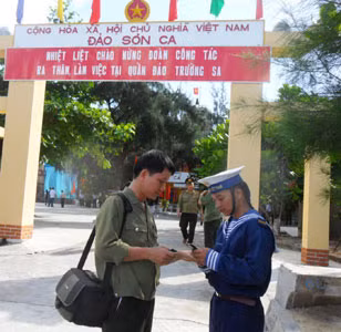 Tác giả với chiến sĩ Trường Sa.