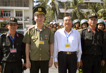 Trung tướng Trần Đại Quang, Ủy viên Bộ Chính trị, Thứ trưởng Bộ Công an và các đại biểu dự buổi diễn tập.