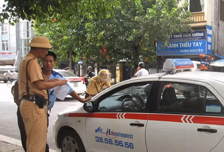 Cán bộ chiến sỹ Đội CSGT số 2 tất bật xử lý vi phạm.
