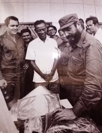 Chủ tịch Cu Ba Phidel Castro và cố Thủ tướng Phạm Văn Đồng đến thăm vùng giải phóng Quảng Trị vào ngày 8/9/1973 (một trong những tấm ảnh được trưng bày tại triển lãm).