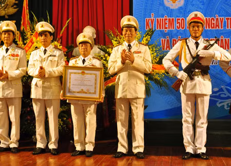 Đồng chí Trần Đại Quang, Ủy viên Bộ Chính trị, Bộ trưởng Bộ Công an trao Huân chương Quân công hạng Nhất cho lãnh đạo Bệnh viện 19-8.