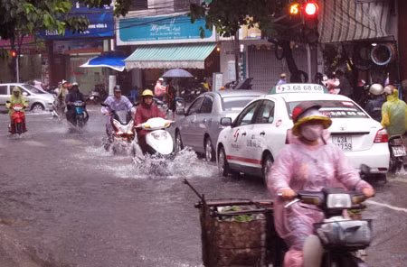 Mới chỉ một vài trận mưa nhưng đã có rất nhiều tuyến đường của Đà Nẵng là lâm vào tình trạng vừa ngập vừa úng.