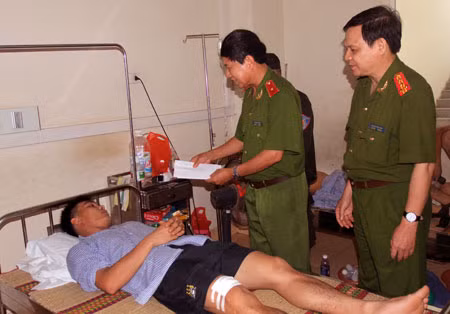 Lãnh đạo Tổng cục Cảnh sát PCTP thăm hỏi, động viên Trung sỹ Bùi Văn Tuấn.