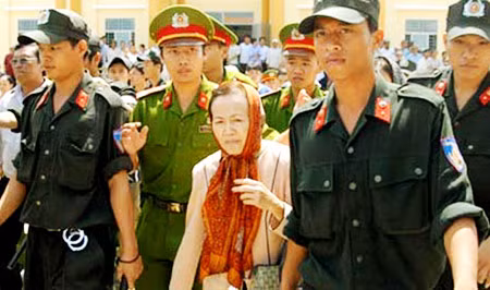 Bà Trần Ngọc Sương tại phiên tòa hình sự sơ thẩm tháng 8/2009.