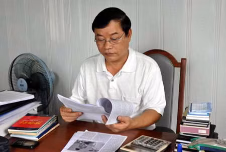 Ông Đặng Xuân Thanh đang xem Nghị định về xử phạt vi phạm hành chính trong lĩnh vực quản lý, bảo vệ rừng và quản lý lâm sản mà cán bộ dưới quyền viện dẫn nhằm xử phạt đối với trường hợp anh Nguyễn Đình Hoa.